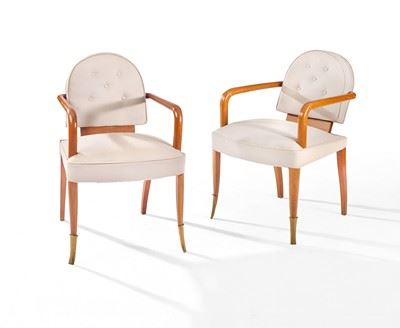 – ACTIF DANS LES ANNÉES 1930-1940 PAIRE DE FAUTEUILS de type Bridge en hêtre (re)verni. Les dossiers inclinés et cintrés en partie haute. Les pieds avant terminés par des sabots de type Spatule , les pieds arrière de type Sabre. Regarnis et (re)tapissés de tissu beige clair. Haut... - Jacques Lardin