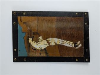 PANNEAU en bois pyrogravé et peint à décor d'un pelotari. Signé. - Louis Floutier