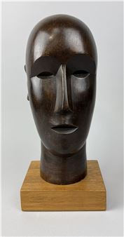 DONALD WELLS: A CARVED WOODEN SCULPTURE OF A MANS HEAD - Donald Wells