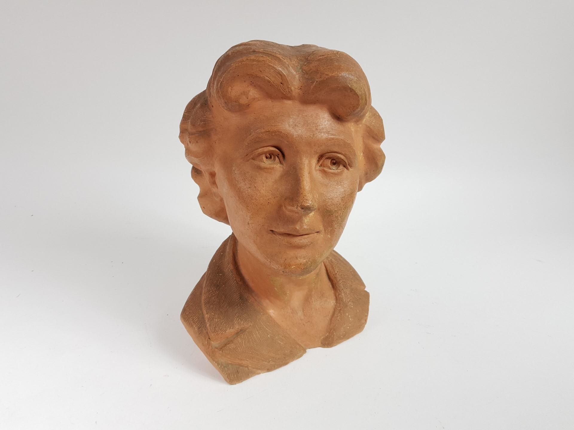 Artwork by Andre Rozay, à La Borne - Buste de jeune femme, Made of Patinated terracotta