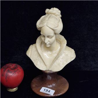 An elegant alabaster composite bust of lady on marble base. After an Italian sculpture by A. Giannelli. Very nice detail and quality to this piece.
MM: 24cm - A. Giannelli