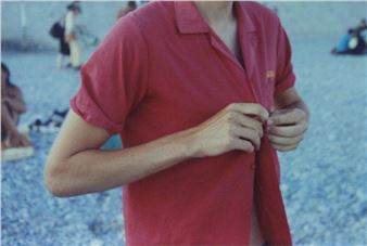 Samuel Laurence Cunnane: Un jeune homme s'habille sur une plage et autres images - Centre Culturel Irlandais