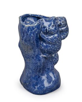 Tree stump vase decorated with three koalas - Vic Koala