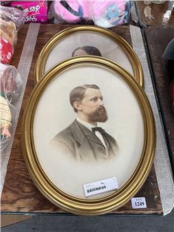 Two Oval Framed Portrait Drawings - Louis Delius