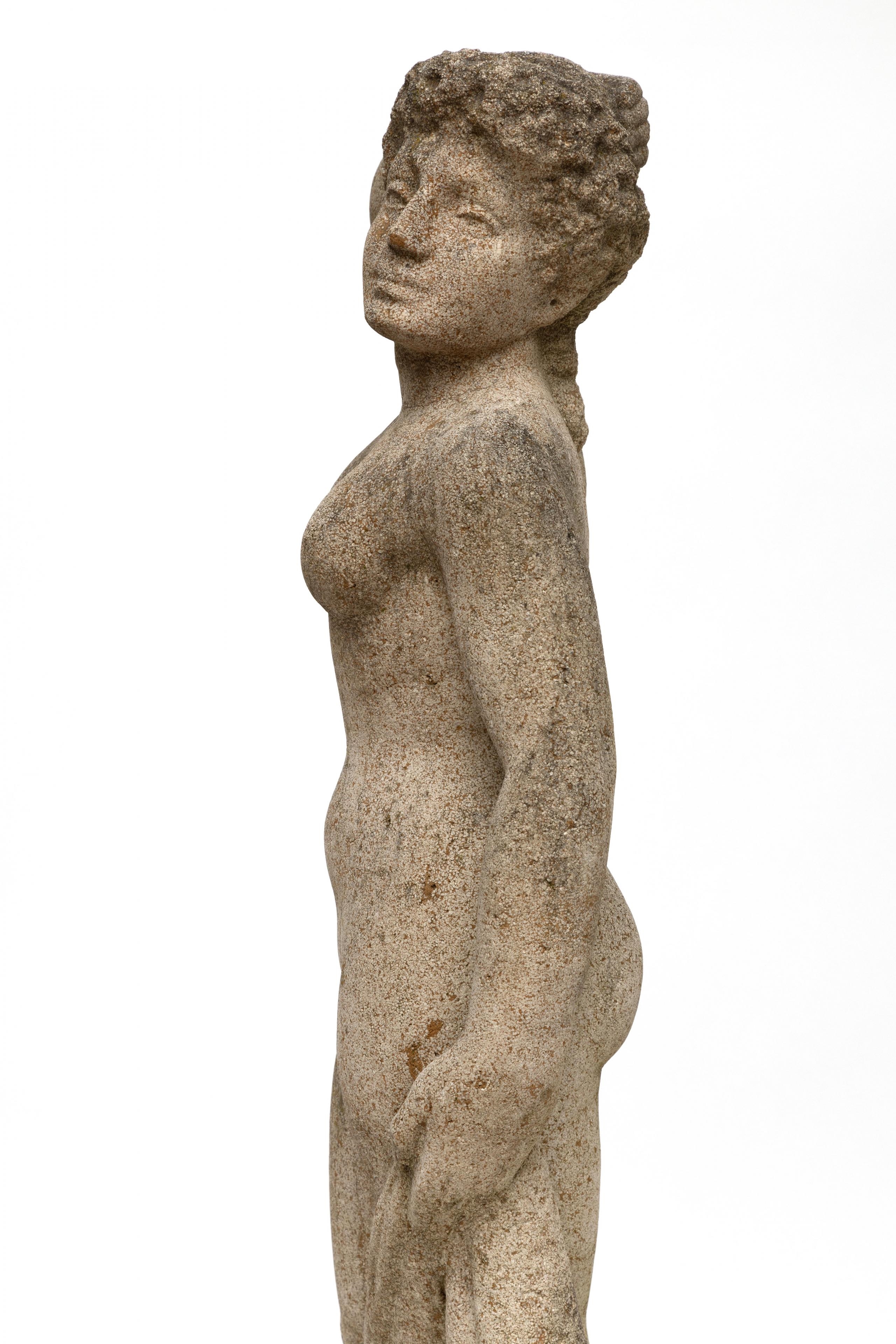 Artwork by John Rädecker, Staand vrouwelijk naakt, Made of zandstenen