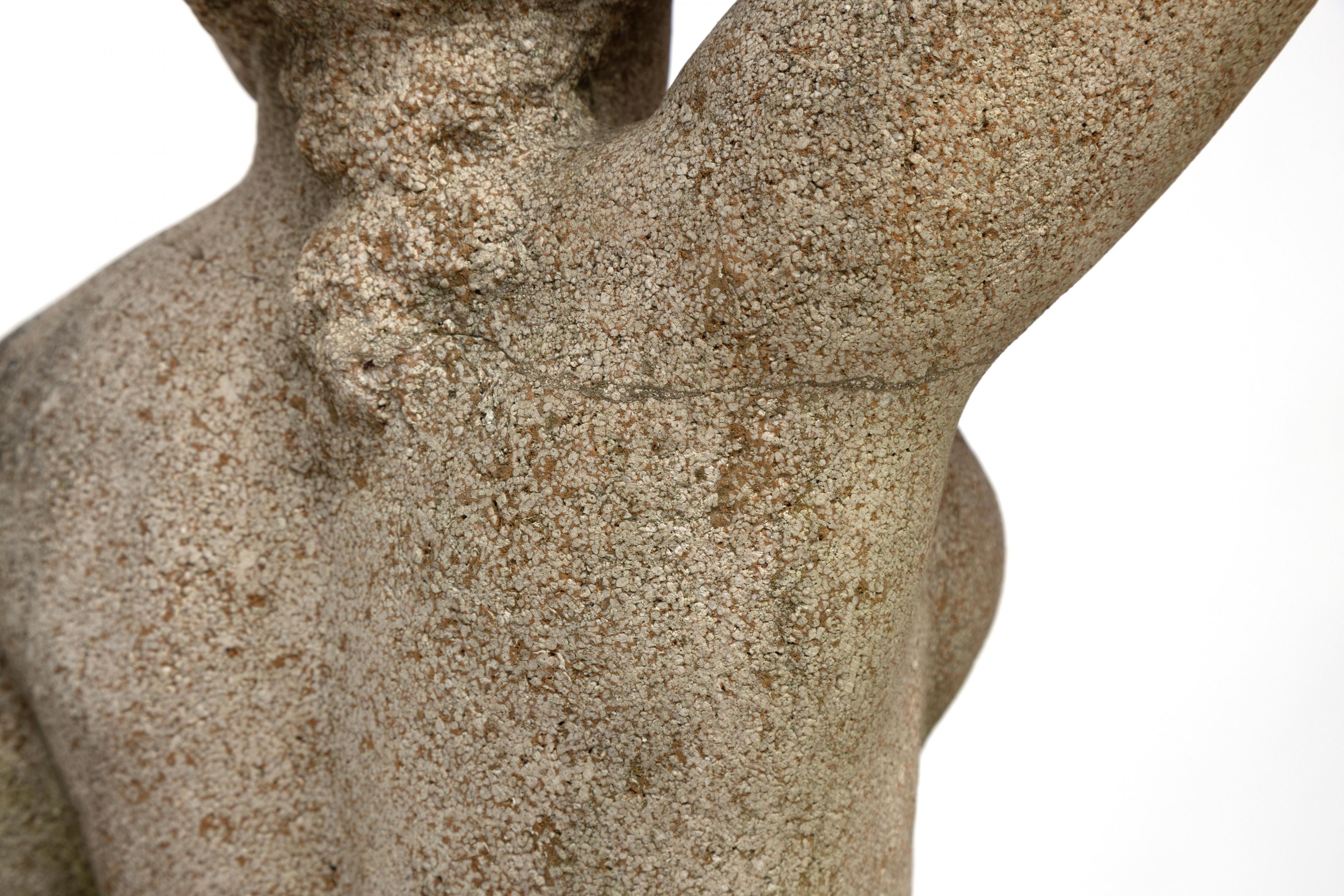 Artwork by John Rädecker, Staand vrouwelijk naakt, Made of zandstenen