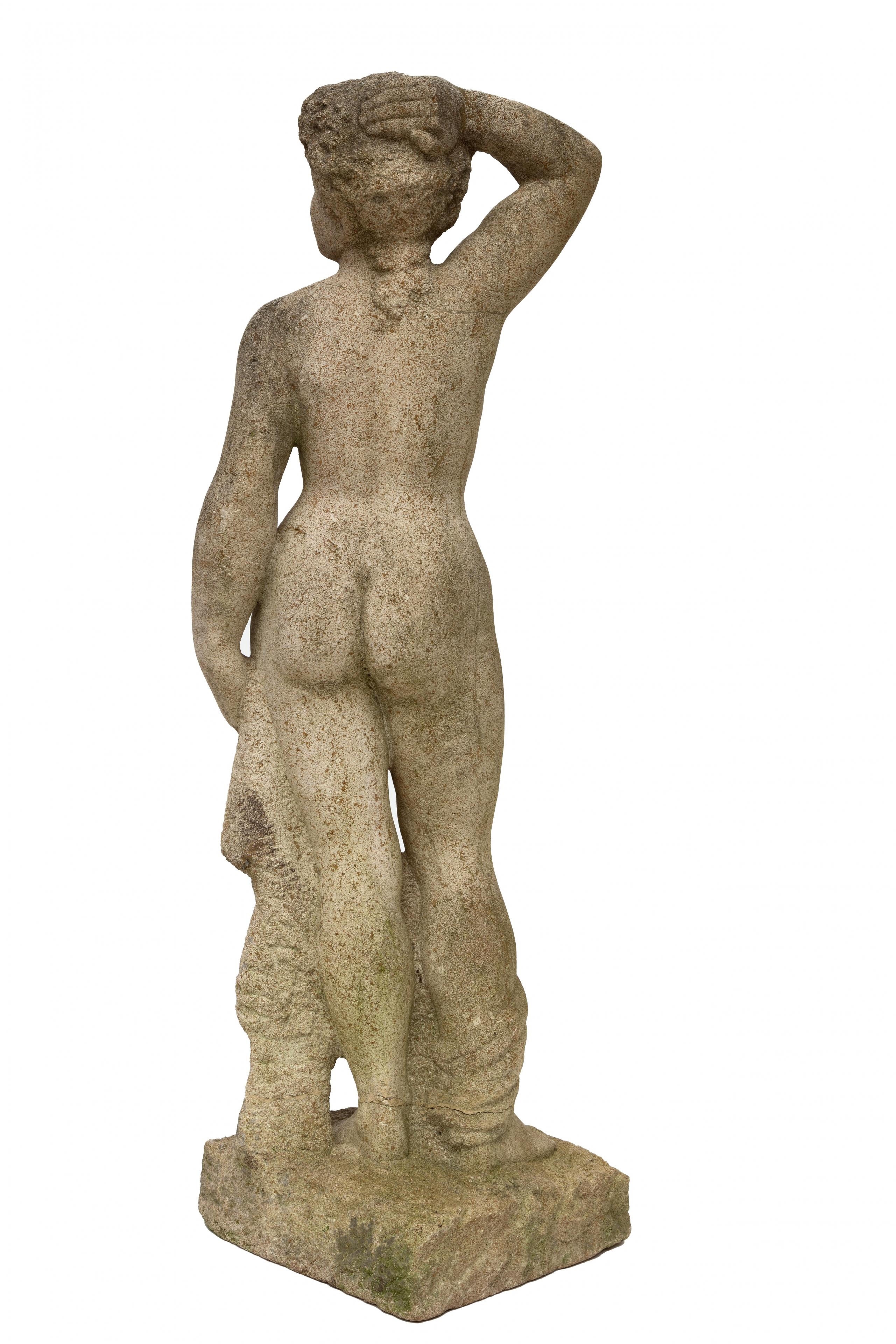 Artwork by John Rädecker, Staand vrouwelijk naakt, Made of zandstenen