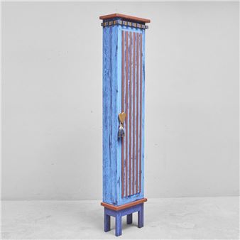 Bemålad furu. Bredd: 38 cm. Djup: 19 cm. Höjd: 172 cm - Ulla Möllerberg Gullers