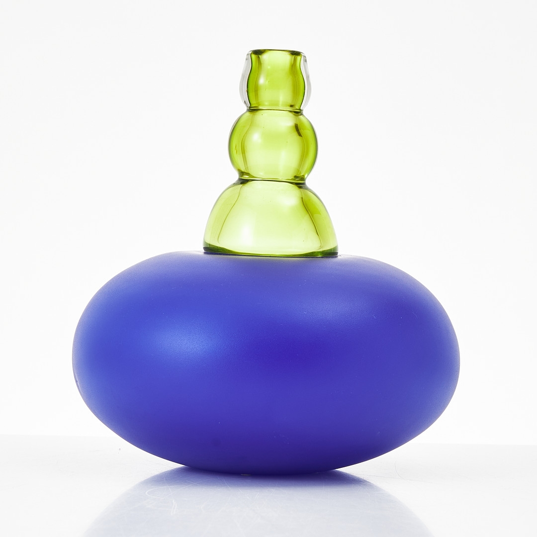 Artwork by Gunnel Sahlin, Vas, Made of hals i limegrönt underfång samt nedtill blått glas