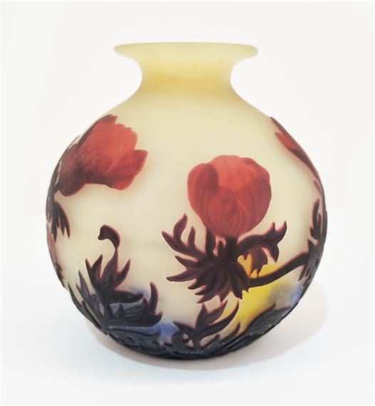 Muller Freres | A MULLER FRES LUNEVILLE CAMEO GLASS VASE | MutualArt