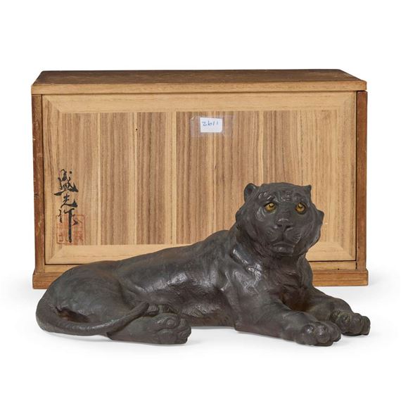 OKIMONO OF A SEATED TIGER - Kanamori Morimitsu
