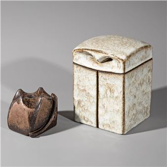 Two square ceramics brown and white - Rolf Overberg