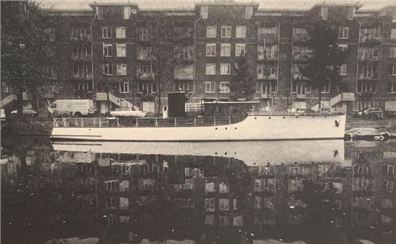 Barge in Amsterdam, Netherlands - Thierry Valencin