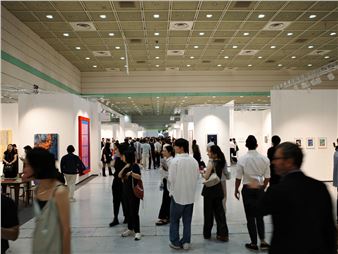 The Best Booths at Frieze Seoul, From Remnants of an Artist’s Demolished Studio to an 18th-Century Moon Jar