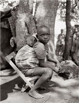 Wezemana with her Brother Mitonze, Rwanda Refugee Camp, Tanzania, 1994 - Fazal Sheikh