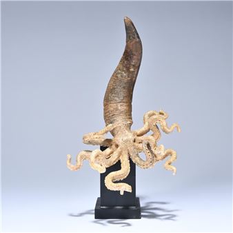 sculpture of an octopus on a plinth - Willy Vandekerckhove