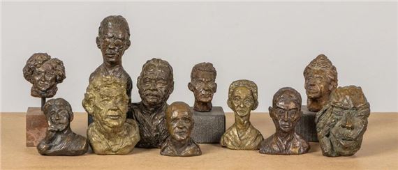 Suite de treize bustes en bronze figurant des écrivains français