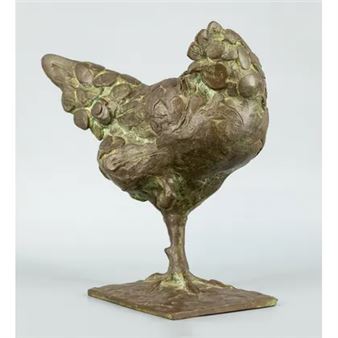 Een beeld van een kip met opgetrokken poot - Coba Koster