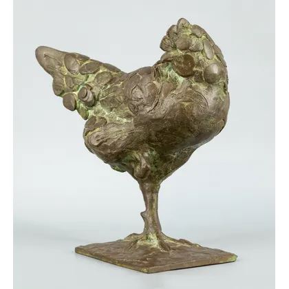 Een beeld van een kip met opgetrokken poot - Coba Koster