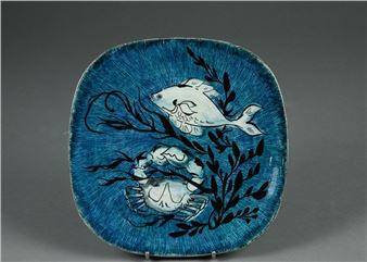 Square plate with rounded edges Decorated with a fish and a crab in a seaweed setting, blue background - Yves-alain Pleuven