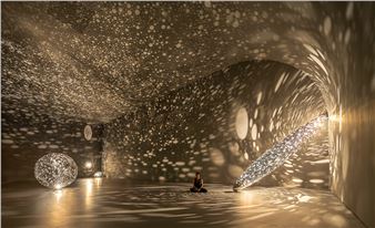 Lindy Lee: Myriad States Between Myriad Worlds