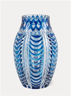 Vase en cristal clair taillé doublé bleu, modèle &quot;Pacifique - Joseph Simon