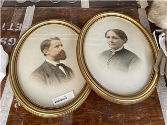 Two Oval Framed Portrait Drawings - Louis Delius