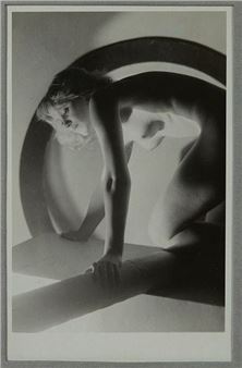 Nude with circle - Josef Vetrovsky