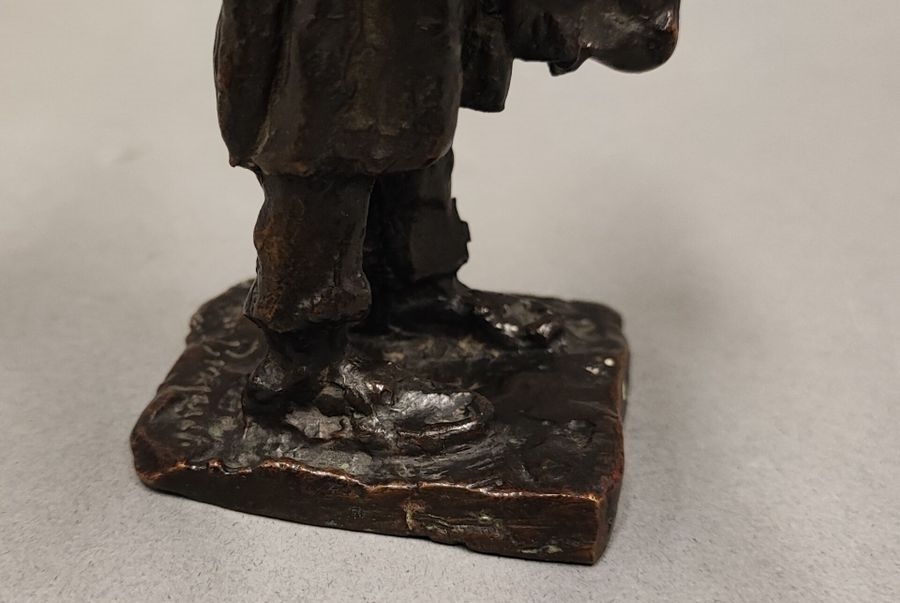 Artwork by Gaston Broquet, Woman with bundles, Made of Bronze