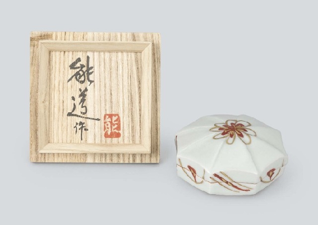 Artwork by Yoshimichi Fujimoto, Covered box in overglaze enamel and gold