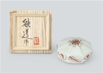 Covered box in overglaze enamel and gold - Yoshimichi Fujimoto