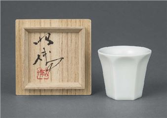 White porcelain faceted sake cup - Maeta Akihiro