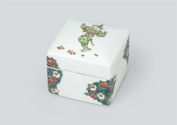 Covered box with design of girl with camellia in overglaze enamel - Yoshimichi Fujimoto