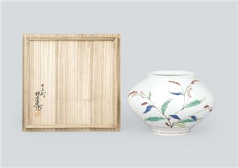Nigoshide vase with design of grass and flower - Kakiemon Sakaida XIII