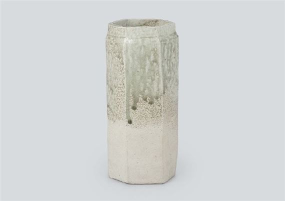 Vase in ash glaze by Kamoda Shôji, 2005