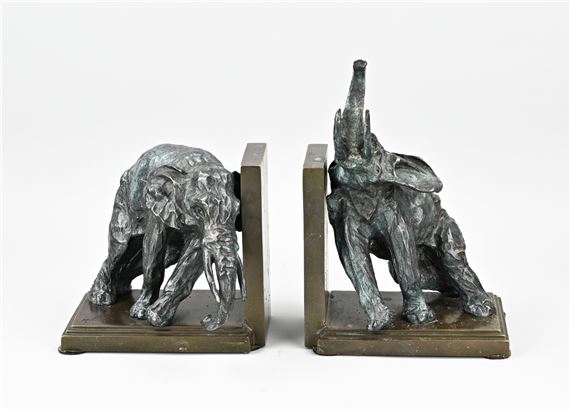 boekensteunen (olifanten) by Miguel Fernando López (Milo)