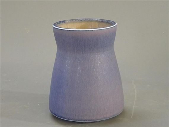 Vase mauve en porcelaine by Robert Deblander