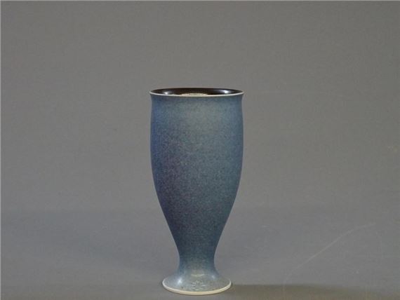 Vase sur pied en porcelaine à couverte bleue nuageux, intérieur noir by Robert Deblander