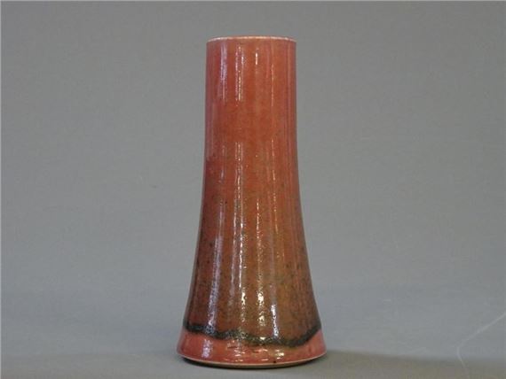 Vase oblong en porcelaine, émail rose et cristallisations brunes by Robert Deblander