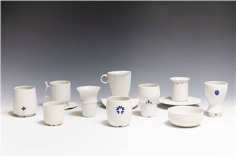 een collectie porseleinen kop- en schotels voor StudioZAND - Frans Ottink