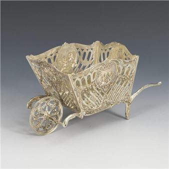Silberne Schubkarre als Konfektgefäß - Christoph Wiedemann