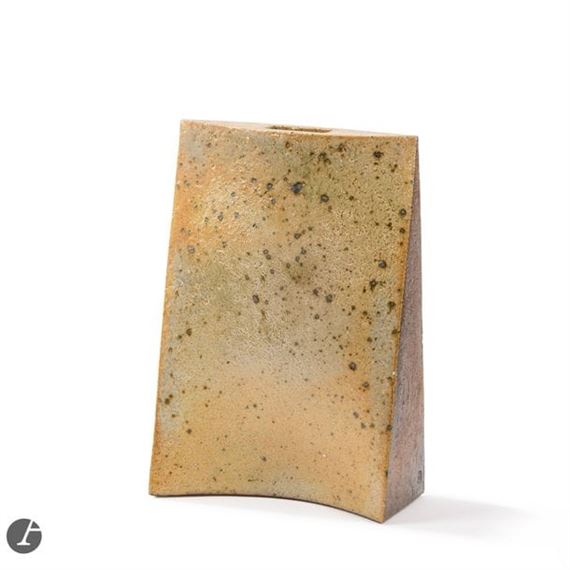 Large currycomb with concave base