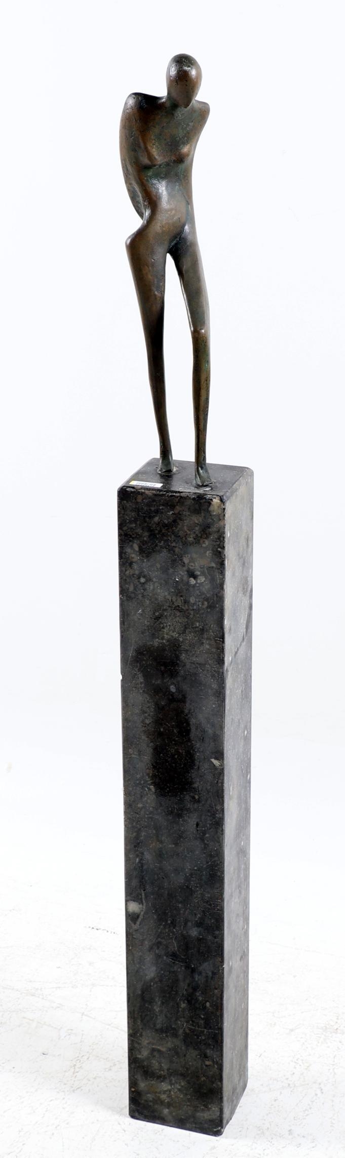 Artwork by Evert van Hemert, bronzen sculptuur ‘Vrouwelijk naakt’ rustend op hardstenen sokkel