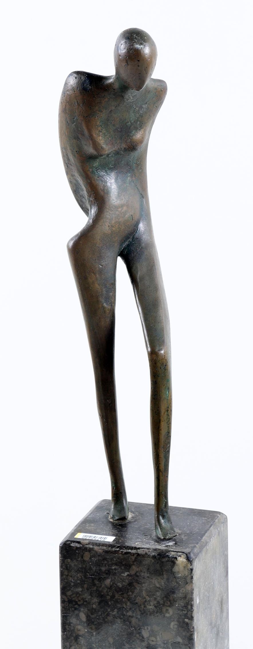 Artwork by Evert van Hemert, bronzen sculptuur ‘Vrouwelijk naakt’ rustend op hardstenen sokkel