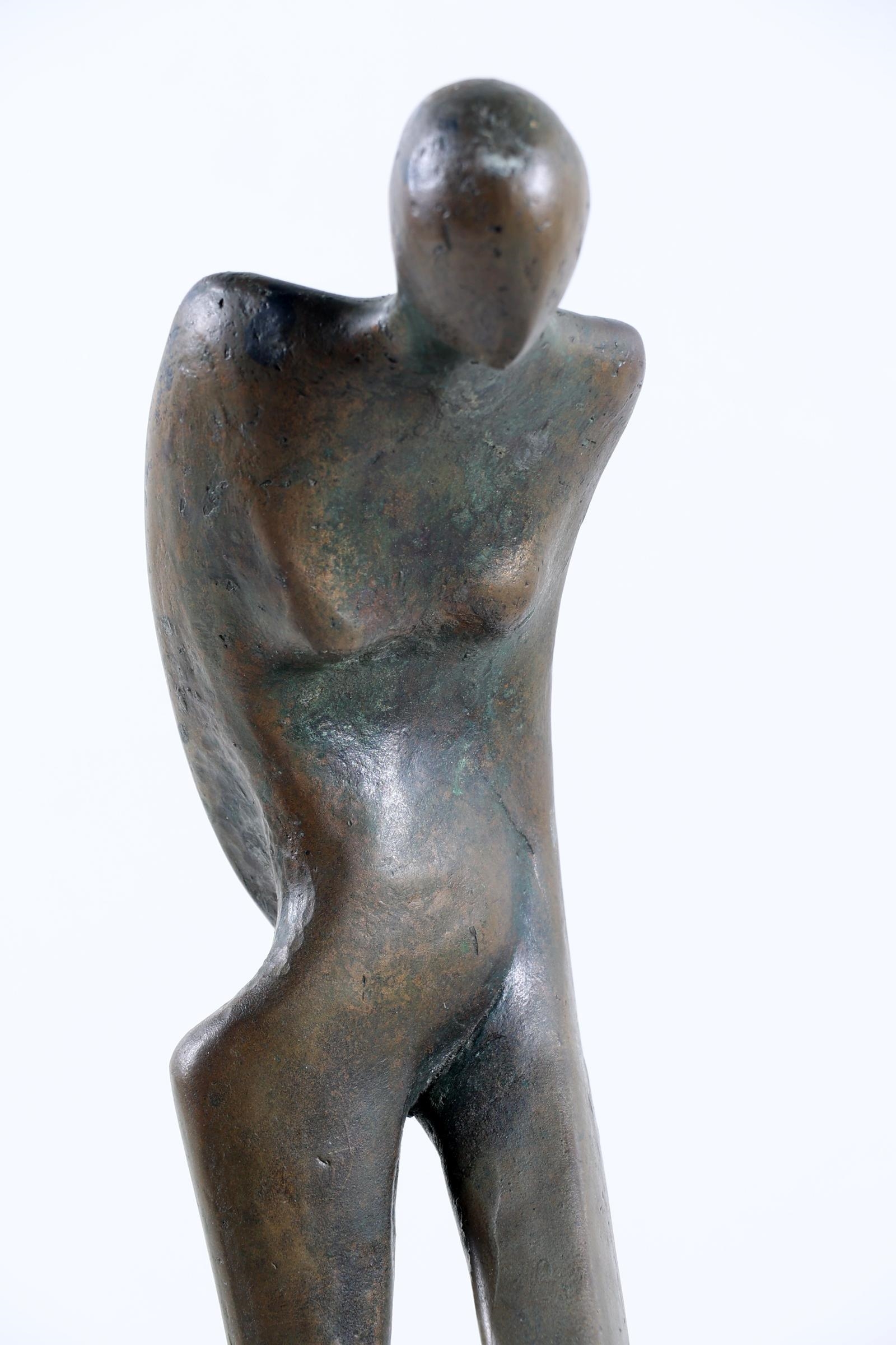Artwork by Evert van Hemert, bronzen sculptuur ‘Vrouwelijk naakt’ rustend op hardstenen sokkel