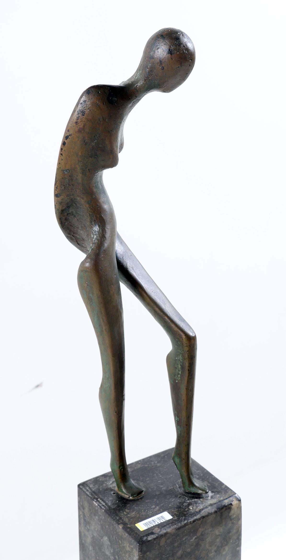 Artwork by Evert van Hemert, bronzen sculptuur ‘Vrouwelijk naakt’ rustend op hardstenen sokkel