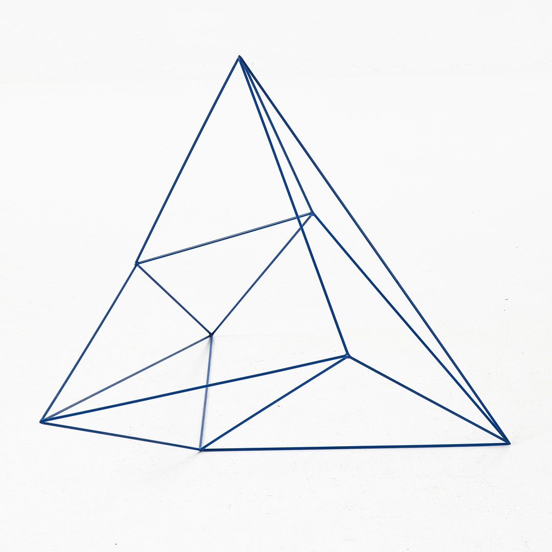 Artwork by Eva Sjöberg, Tidsrymd, Made of skulptur, blålackerad metall