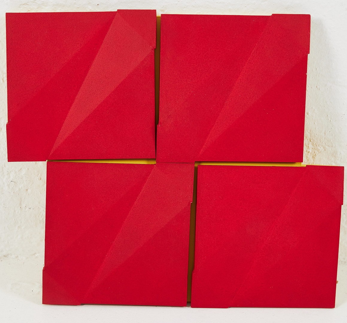 Artwork by Eva Sjöberg, Geometrisk komposition, Made of lackerad stål på målat trä