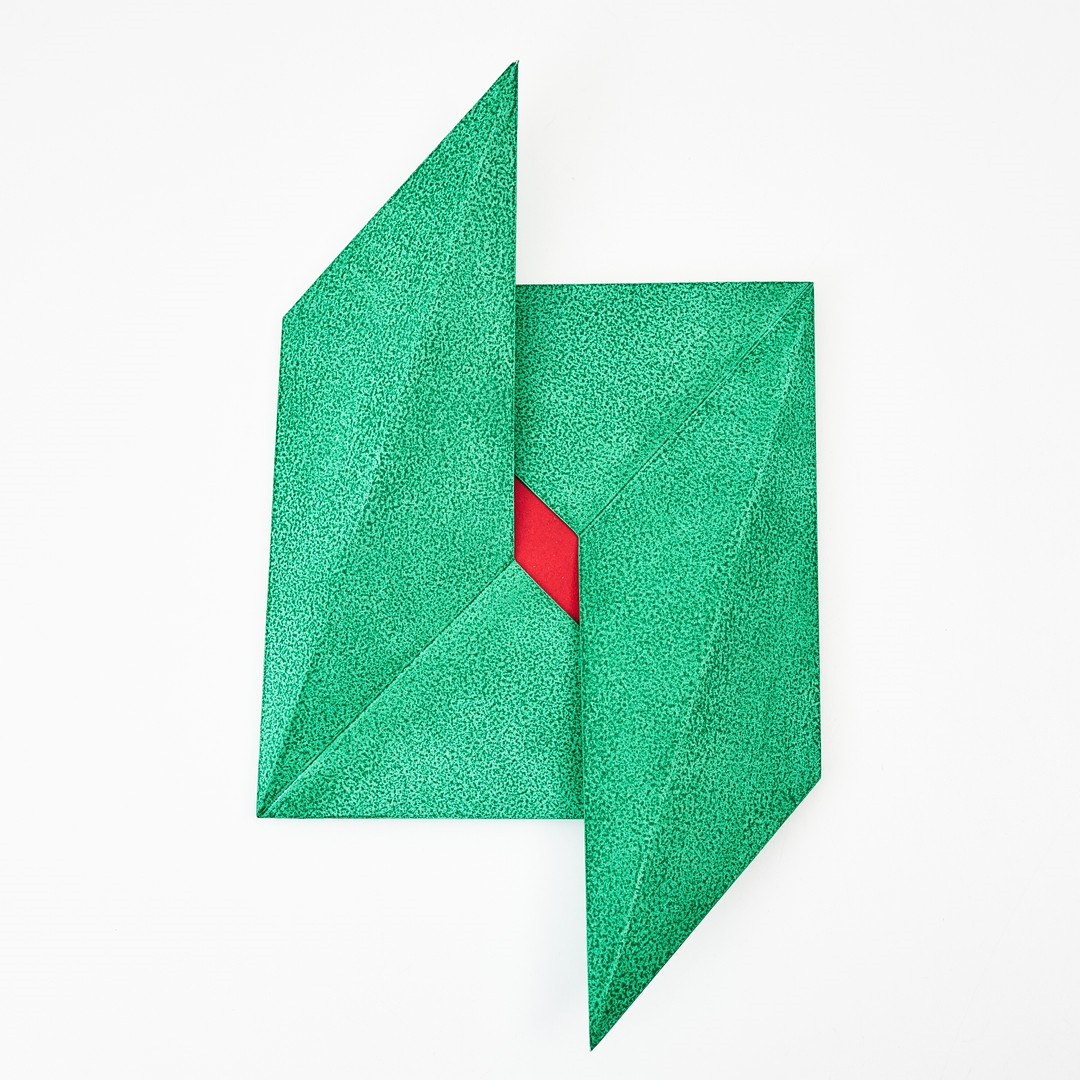 Artwork by Eva Sjöberg, Väggskulptur, Made of målad aluminium på bottenplatta i trä