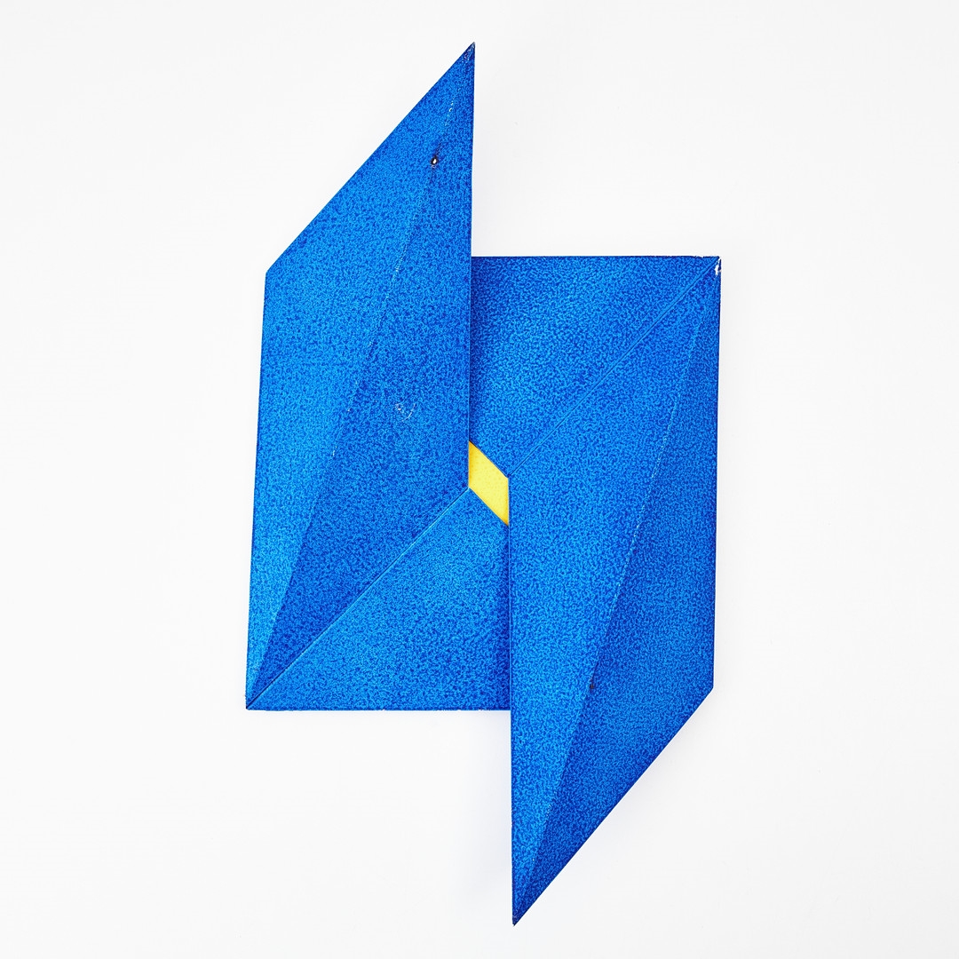 Artwork by Eva Sjöberg, Väggskulptur, Made of målad aluminium på bottenplatta i trä